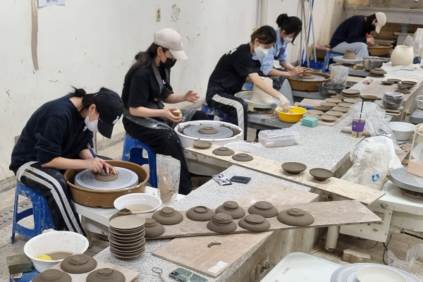 도자디자인학과 실습실에서 학생들이 도자기를 빚고 있다.