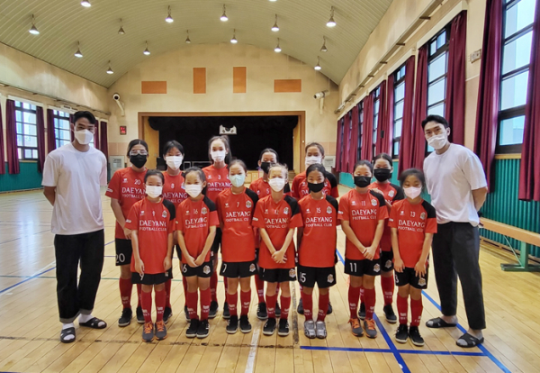 축구 국가대표 조유민 대전 대양초에서 진로특강 기념촬영(왼쪽 조유민, 오른쪽 조유민선수 에이전트)