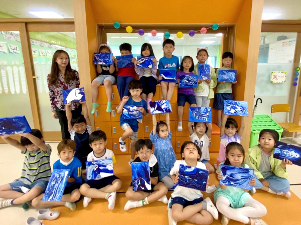 전시회에 참여한 해밀초 학생들이 작품을 소개하고 있다.