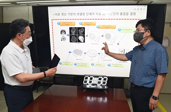 ETRI 이병남 전문위원(좌)과 전종흥 책임연구원(우)이 의료 3D 프린팅 표준 프로세스에 대해 논의하는 모습