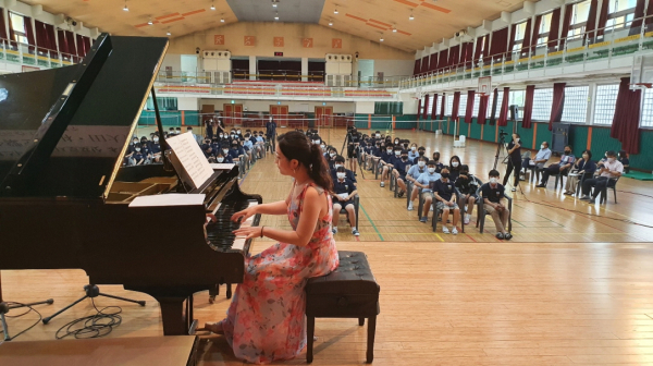 삿포로시 피아니스트 ‘키쿠치 레이코’의 피아노 공연 진행 모습