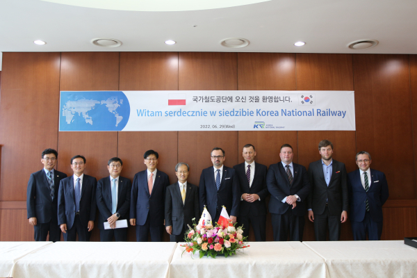 김한영 이사장(왼쪽 5번째)이 29일 공단 본사에서 마르친 호라와(Maecin Horala) 폴란드 신공항 특명전권대표(왼쪽 6번째), 미코와이 빌드(Mikołaj Wild) 폴란드 신공항사장(왼쪽 7번째) 등 방한단과 면담을 갖고 기념촬영