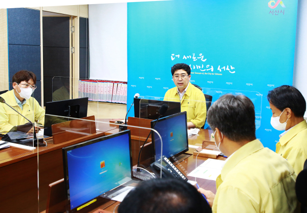 맹정호 서산시장이 30일 시청 재난안전상황실에서 폭우 관련 재난대책 회의를 주재하는 모습