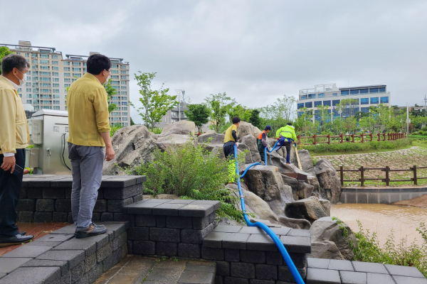 맹정호 서산시장이 30일 동문동 나라사랑공원을 방문해 침수 현장을 점검하는 모습