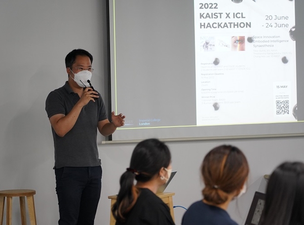 해커톤에 관해 소개를 하는 KAIST 산업디자인학과 이창희 교수