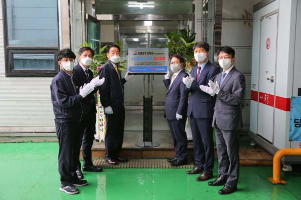 박형덕 서부발전 사장은 30일 상용이엔지를 방문해 ‘대·중소 상생형 스마트공장 구축 지원사업’의 성과를 짚어보고 애로사항을 청취했다. 사진은 박형덕 서부발전 사장(오른쪽 세 번째)과 추충식 상용이엔지 대표(왼쪽 세 번째), 최영락 한국생산성본부장(오른쪽 두 번째), 관계자들이 현판식 기념촬영에 응하는 모습.