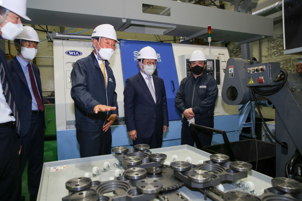 박형덕 서부발전 사장(오른쪽 두 번째)이 추충식 상용이엔지 대표(오른쪽 세 번째)에게 설비 관련 설명을 듣는 모습