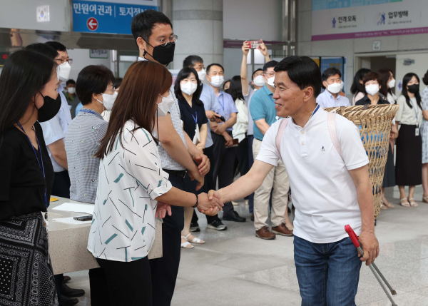 황인호 동구청장 퇴임 (직원들의 환송을 받으며 떠나는 황 청장)