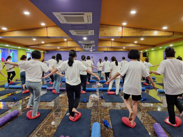 산림치유원 명상센터에서 행사에 참여한 의료·소방인 고객이 싯핏 위에 올라 신체 균형 찾기 운동을 체험하고 있다.