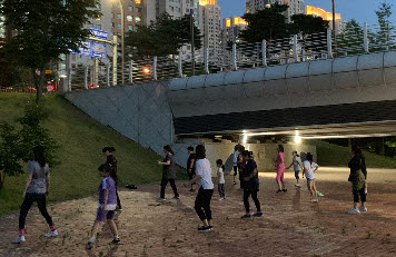 야간건강체조교실에 참여한 시민들이 함께 운동하는 장면