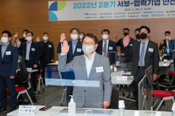 박형덕 서부발전 사장(가운데)이 안전핵심가치 행동강령을 제창하는 모습