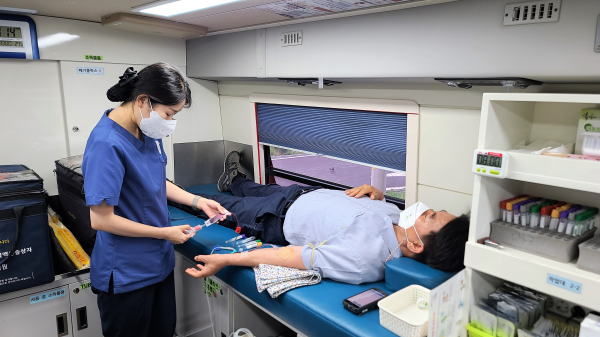 김종연 국립산림치유원장이산림치유원 예천운영본부 안내센터에서 코로나19 장기화에 따른 혈액 수급난 극복을 위해 생명나눔 사랑의 헌혈행사에 참여 모습