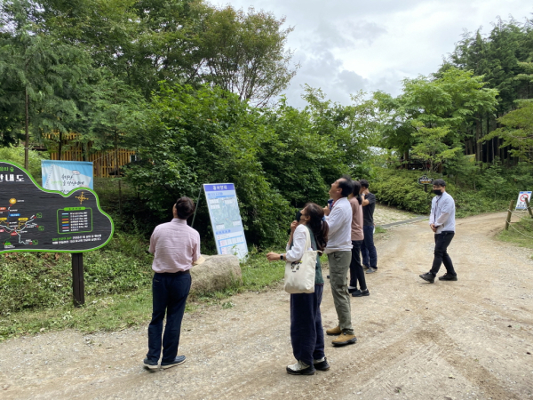 청렴옴부즈만(시민감사관)이 지난달 30일 장성치유의숲(전남 장성군)을 방문해 장마철 풍수해 대비현황을 점검하고 있다