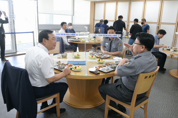 직원들과 오찬을 함께하는 최민호 시장