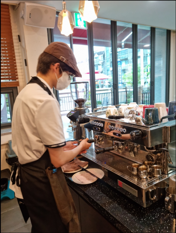 2022학년도 1학기 ’바리스타 자격증반‘ 프로그램에 참가한 학생 7명 전원이 바리스타 자격증 취득