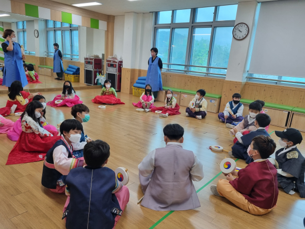 학교로 찾아가는 한복교육 장면