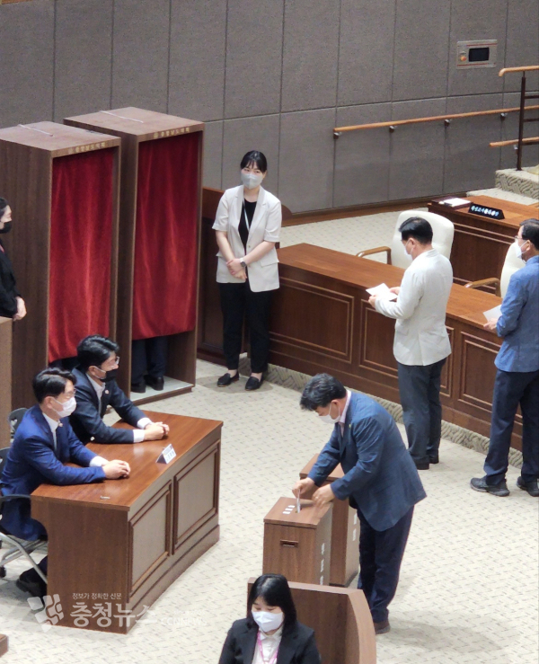 충남도의회가 1일 의장단 선거를 하고 있다/이성엽 기자