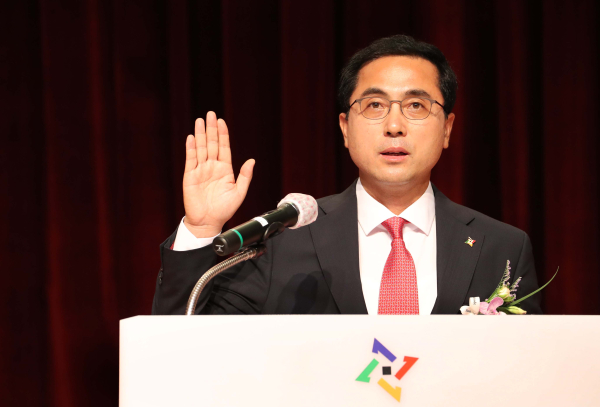 민선8기 제9대 박희조 동구청장 취임식 선서 모습