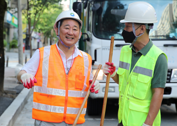 취임기념 환경관리요원과 함께 새벽청소를 하는 서철모 구청장