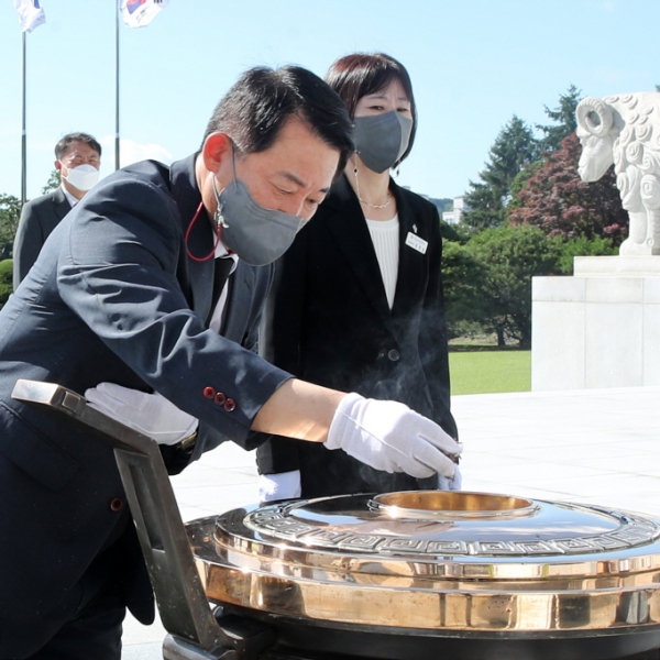 서철모 서구청장 현충원 참배 (분향 모습)