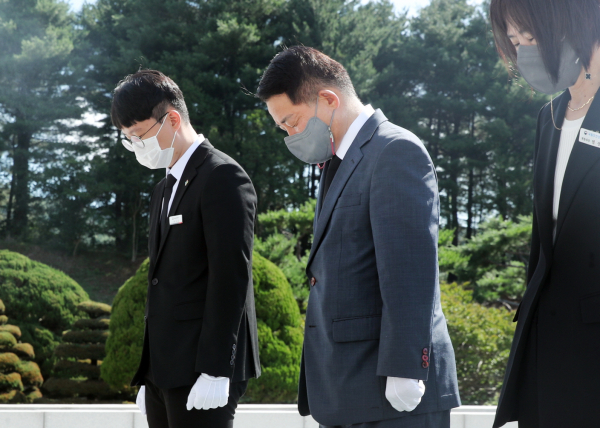 서철모 서구청장 현충원 참배 모습