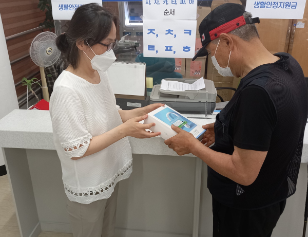 동 행정복지센터에서 폭염 취약계층인 어르신들에게 냉방용품(휴대용 넥 선풍기)를 나눠주고 있다