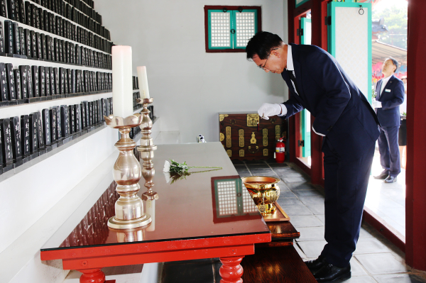 이완섭 서산시장이 4일 충령각에서 취임 참배하는 모습