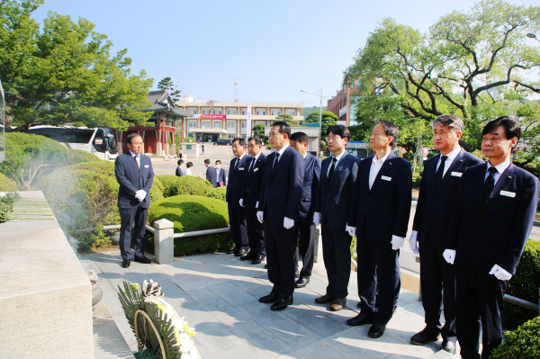 이완섭 서산시장이 4일 간부공무원과 충혼탑에서 취임 참배하는 모습