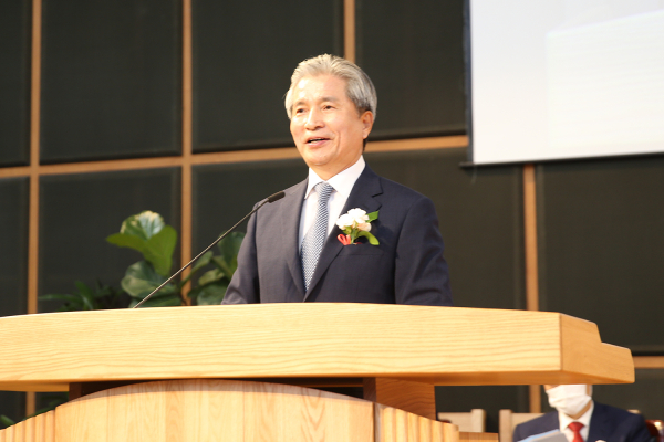 4일 오전 목원대 채플(대학교회)에서 열린 선교조각공원 ‘축복의 동산’ 봉헌예배에서 권혁대 총장이 인사말을 하고 있다.