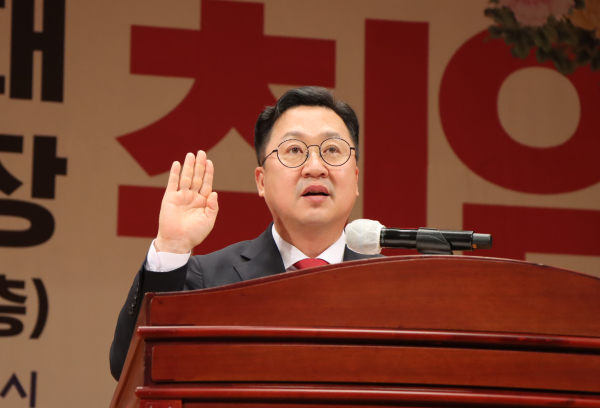 이장우 대전시장이 지난 1일 취임식에서 선서를 하고 있다.