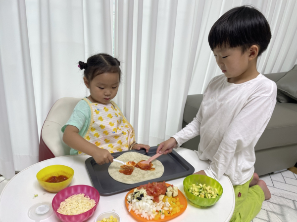 가정에서 아이들이 키트를 활용해 활동한 사진