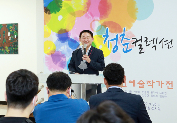 ​청춘컬렉션 행사에서 축사하는 서철모 구청장​