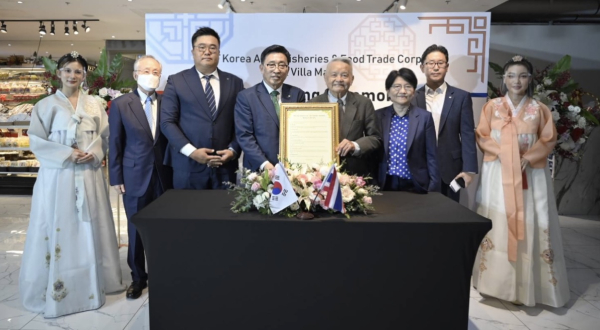 한국농수산식품유통공사-태국 빌라마켓 업무협약 * 한국농수산식품유통공사 김춘진 사장(좌측 4번째), 빌라마켓 수라퐁 푸사나콤 CEO(우측 4번째), 공사 방콕지사 이주용 지사장(좌측 3번째)