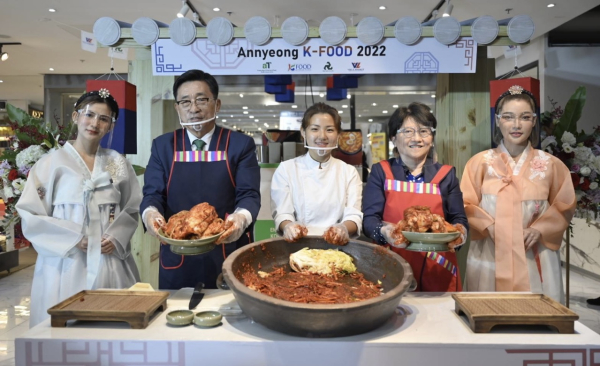 한국농수산식품유통공사-태국 빌라마켓에서 김치 만들기 시연 행사 모습