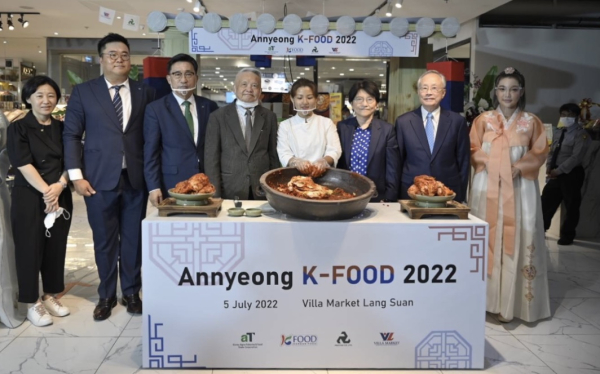한국농수산식품유통공사-태국 빌라마켓 업무협약 * 한국농수산식품유통공사 김춘진 사장(좌측 3번째), 빌라마켓 수라퐁 푸사나콤 CEO(좌측 4번째), 공사 방콕지사 이주용 지사장(좌측 2번째), 빌라마켓 소핏 푸사나콤 부사장(우측 3번째