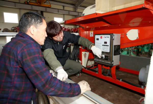 태안군 농기계 임대사업소를 찾은 농업인이 농기계를 대여하는 모습.