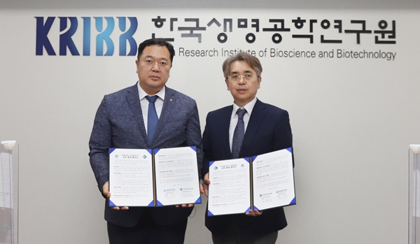 왼쪽부터 생명연 김장성 원장, 원광대병원 서일영 병원장