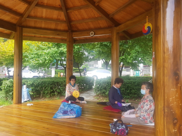 온양3동 노니어린이공원에서 시민들이 휴식을 취하고 있다