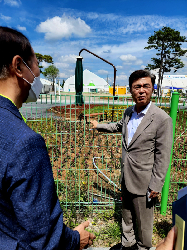 김태흠 부지사가 조한영 조직위 사무총장에게 휀스에 대해 지적하고 있다/이성엽 지가