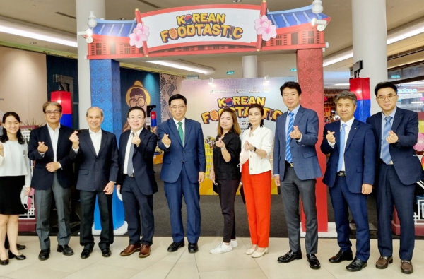 ‘KMT Jaya Sdn Bhd’ 간담회 현장 사진 * 한국농수산식품유통공사 김춘진 사장(좌측5번째), KMT Jaya Sdn Bhd 이마태오 회장(우측3번째), KMT Jaya Sdn Bhd 베니 대표(좌측4번째)