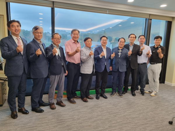 ㈜윤성ENG 신사옥 이전 기념식에서 신윤섭 회장(좌측 4번째), 이장우 대전시장(좌측 6번째) 등 주요 내빈들이 기념촬영을 하고 있다.(사진=㈜윤성ENG 제공)