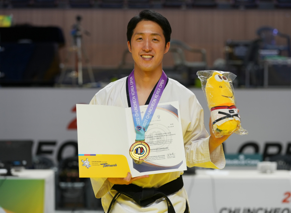 지난 5일 춘천에서 진행된 ‘2022 춘천코리아오픈국제태권도대회’서 40세 미만 품새 개인전 1위를 차지한 지호철 교수.