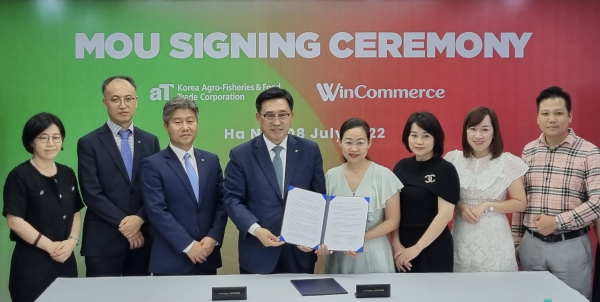 한국농수산식품유통공사-윈커머스 업무협약식  * 한국농수산식품유통공사 김춘진 사장(좌측 4번째), 윈커머스 응우웬 티 타오 식품총괄사장(우측 4번째), 윈커머스 응우웬 티 프엉 부회장(우측 3번째), 윈마트 투안 사장(우측 1번째), 공사 아세안지역본부 박민철 본부장(좌측 3번째)