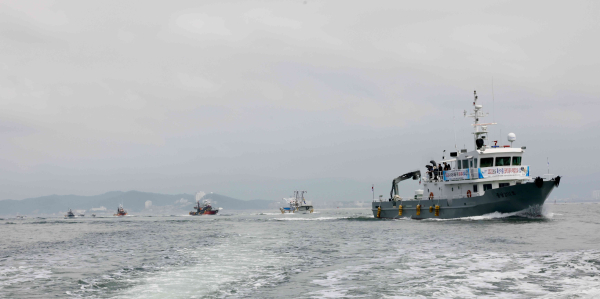 수산자원 확보 위한 꽃게 종자 방류 퍼레이드 모습