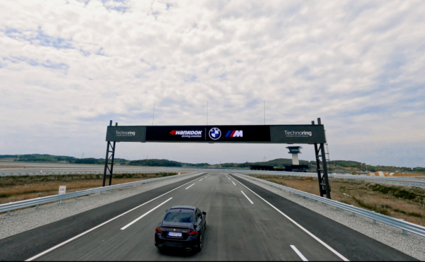 한국테크노링에서 한국타이어 초고성능 타이어 벤투스를  장착하고 질주하는 BMW 고성능 브랜드 M 차량