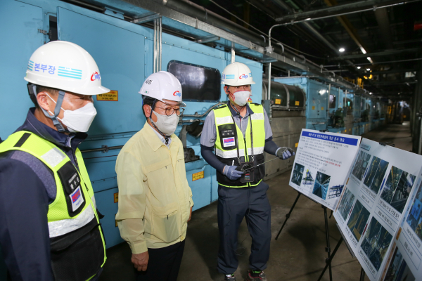 11일 태안발전본부에서 여름철 발전시설 현장점검 중에 설명을 듣고 있는 박형덕 서부발전 사장