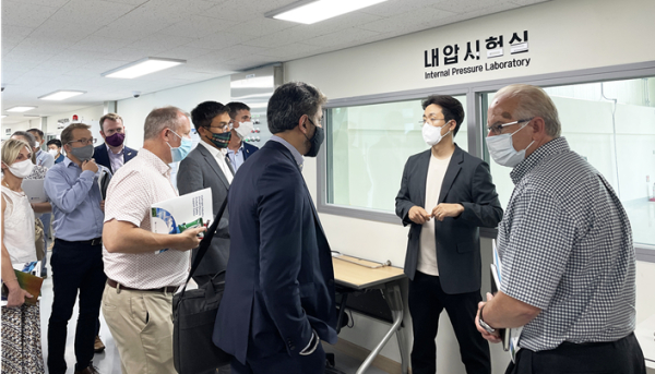 나희승 센터장이 센터 내 시험 설비에 대한 설명을 하고 있다