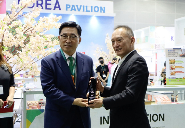 MIFB 주최사로부터 감사패를 받는 김춘진 사장 * 한국농수산식품유통공사 김춘진 사장(좌측), Contstellar Exhibitions 위퐁 대표(우측)