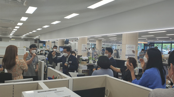 박경귀 아산시장 2차 부서 방문 장면