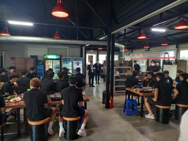 금강대기 축구대회에서 우승한 천안제일고 축구부 감독과 선수들을 격려하는 박상돈 시장/천안시 제공